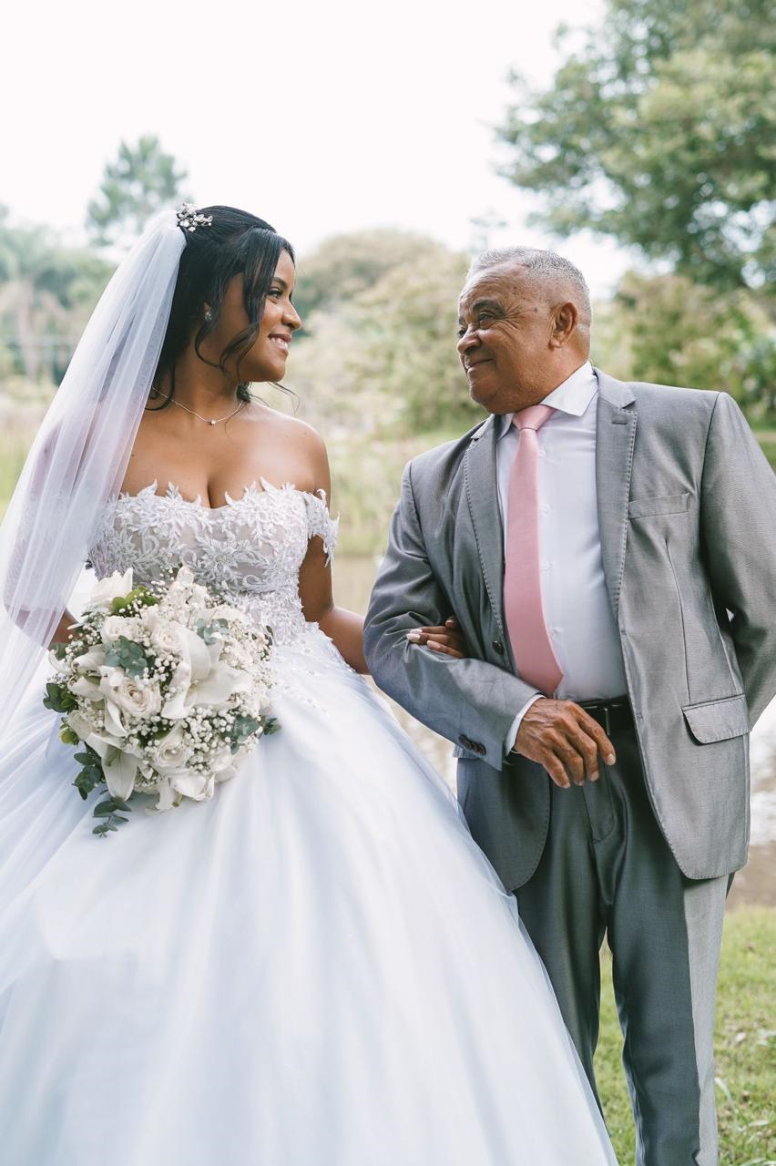 Foto de noiva usando o vestido de noiva